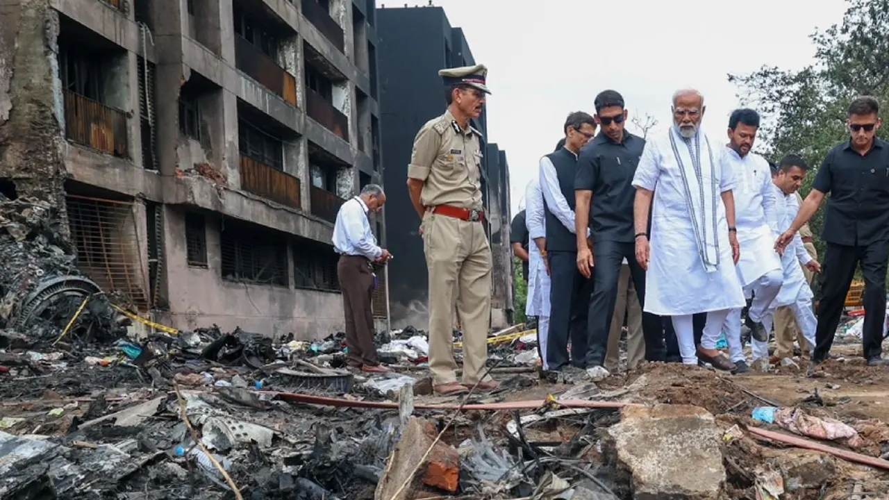 विमान दुर्घटनास्थलमा पुगे भारतीय प्रधानमन्त्री मोदी