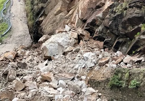 पहिरोका कारण कर्णाली राजमार्ग अवरुद्ध