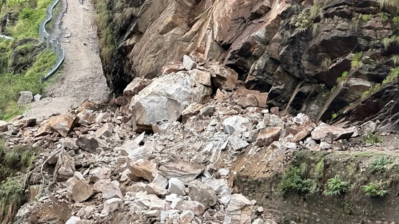 पहिरोका कारण कर्णाली राजमार्ग अवरुद्ध