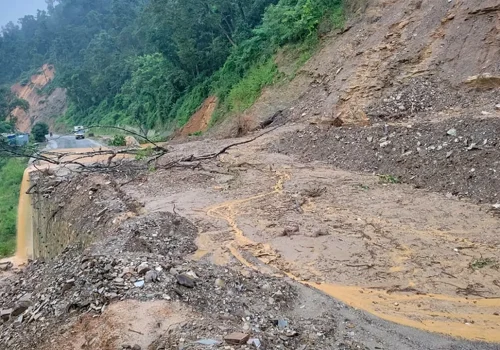 उदयपुरका ग्रामीण सडक पहिरोले अवरुद्ध