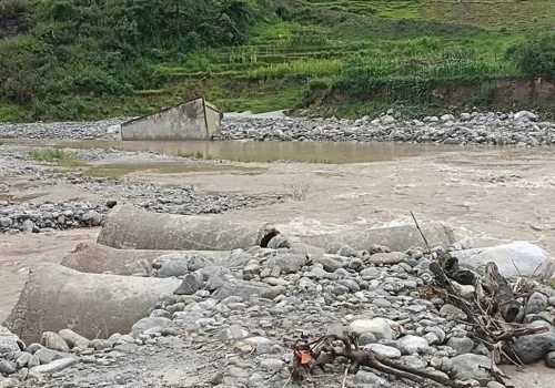 सिन्धुपाल्चोकका ३ ठाउँमा पहिरो, अरनिको राजमार्ग पूर्णरुपमा बन्द