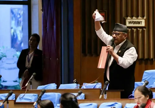 संसदमै  सांसद थापाले च्याते बजेट पुस्तिका