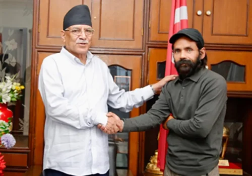 माओवादी केन्द्रका अध्यक्ष प्रचण्ड र नवराज बोहोराको भेट