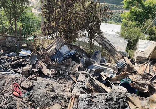 मन्त्री पाण्डेद्वारा आगलागीबाट नष्ट बाम्का बजारको निरीक्षण