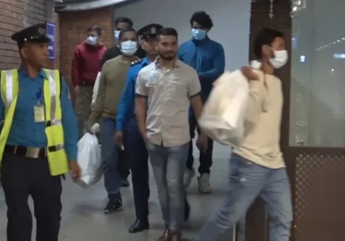 अमेरिकाबाट फर्किए नेपाली कोही बोरा बोकेर त कोही रित्तै
