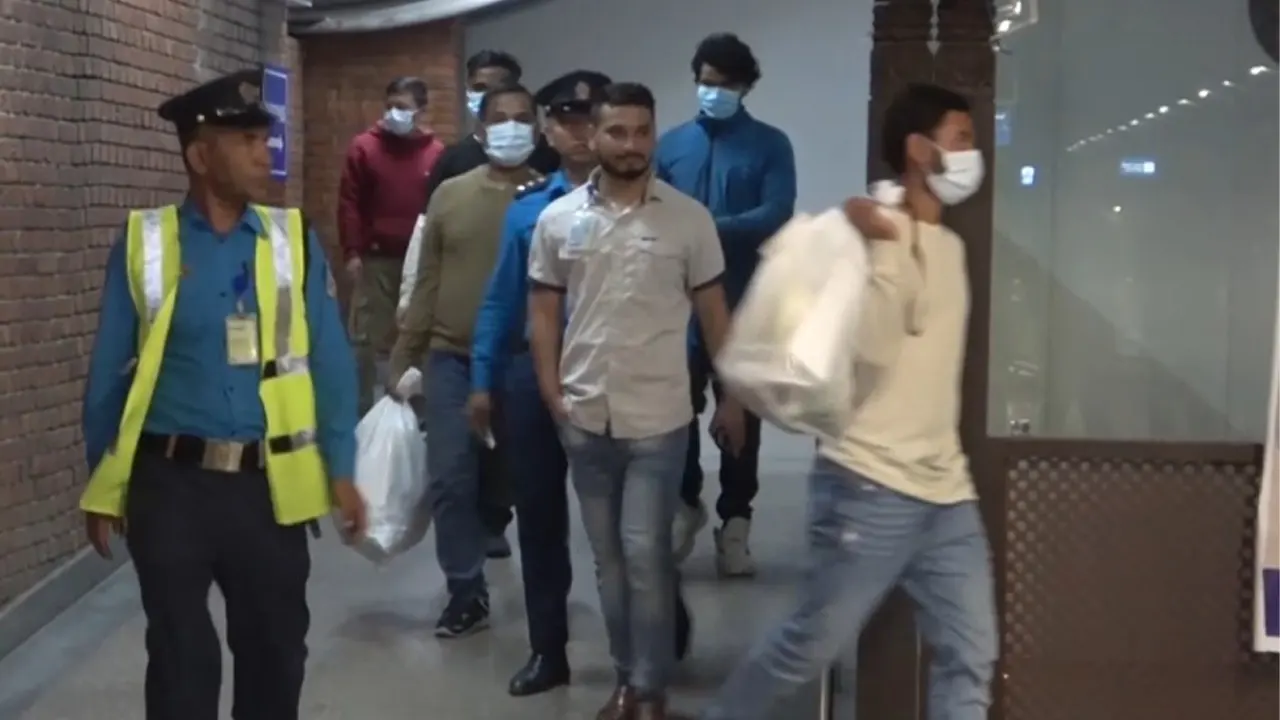अमेरिकाबाट फर्किए नेपाली कोही बोरा बोकेर त कोही रित्तै