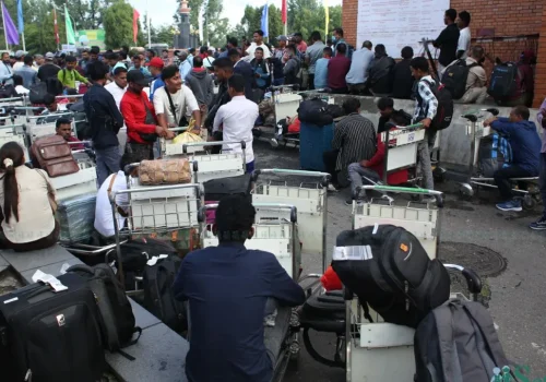 उडान रद्द भएपछि विमानस्थलमा यात्रुको बिचल्ली