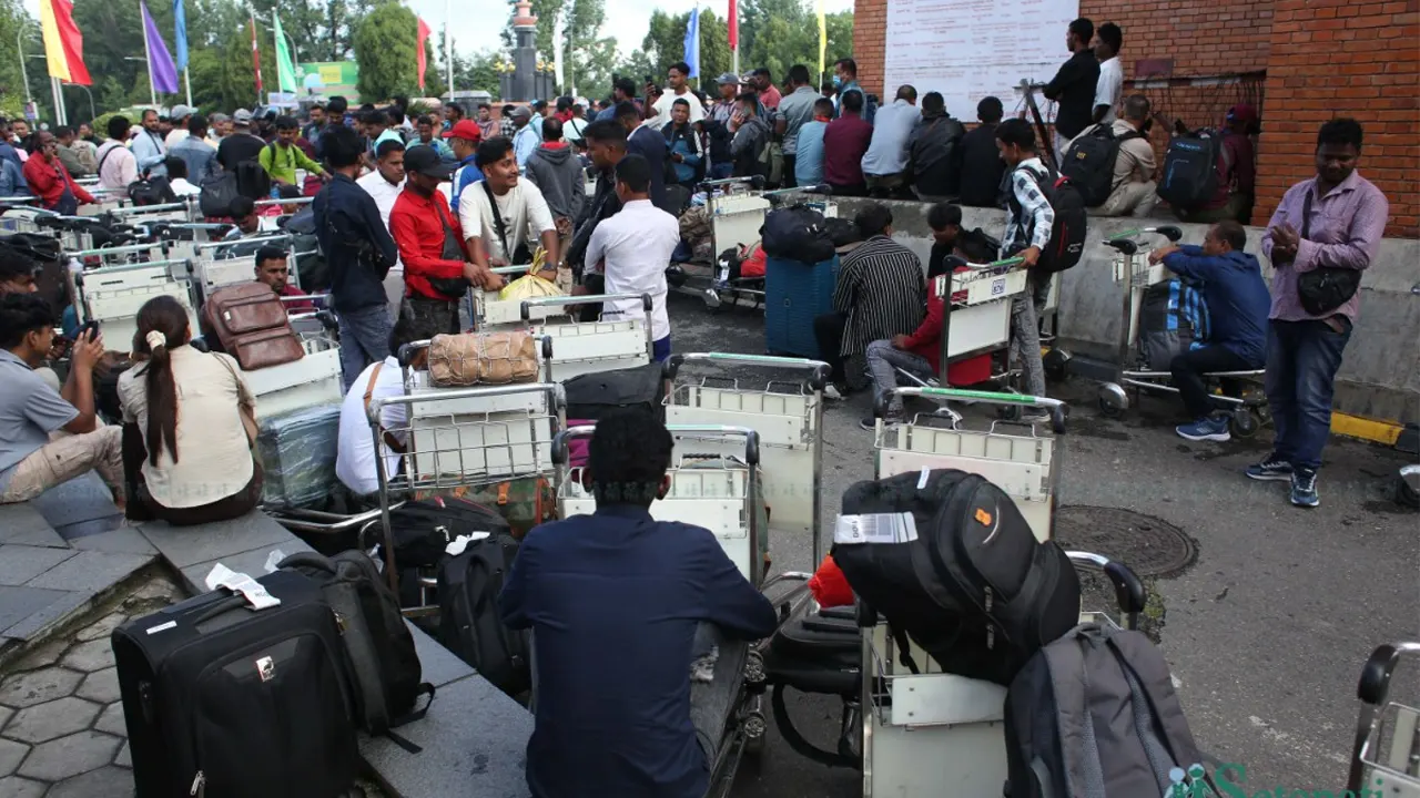 उडान रद्द भएपछि विमानस्थलमा यात्रुको बिचल्ली