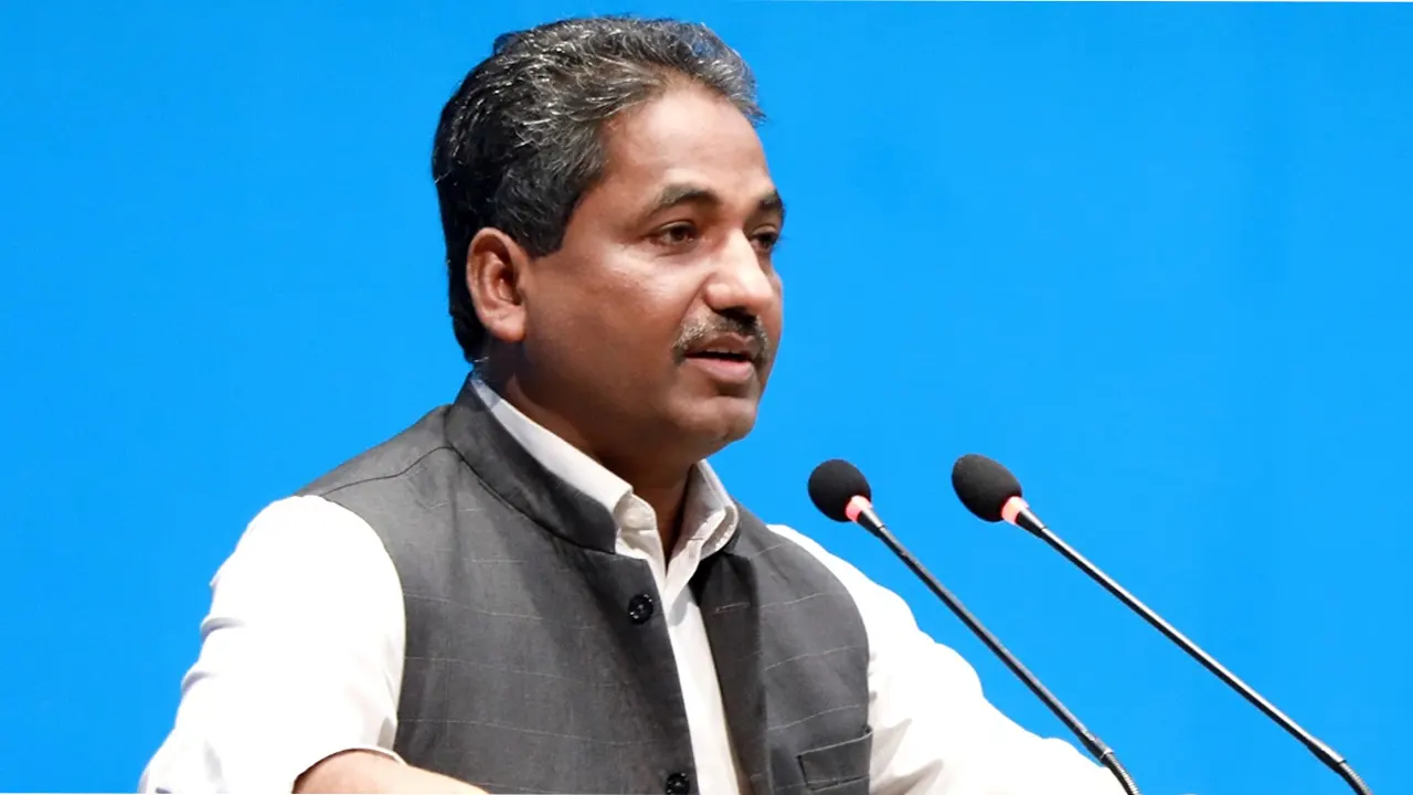 प्रधानमन्त्री ओलीलाई प्रभु साहले भने–थोरै लाज छ भने रौतहटका जनताको राजश्व फिर्ता गर्नुहोस
