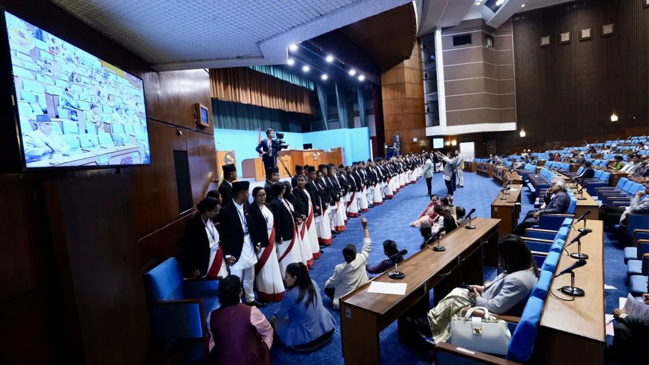 संसद् भवनभित्र भुईँमा बसेर रास्वपाको विरोध