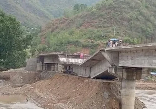 रामेछापको मन्थली नगरपालिका वडा नम्बर ६ र ७ जोड्ने मोटरेबल पुल दोस्रोपटक भाँचियो