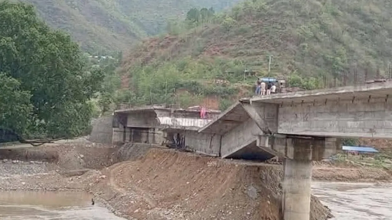 रामेछापको मन्थली नगरपालिका वडा नम्बर ६ र ७ जोड्ने मोटरेबल पुल दोस्रोपटक भाँचियो