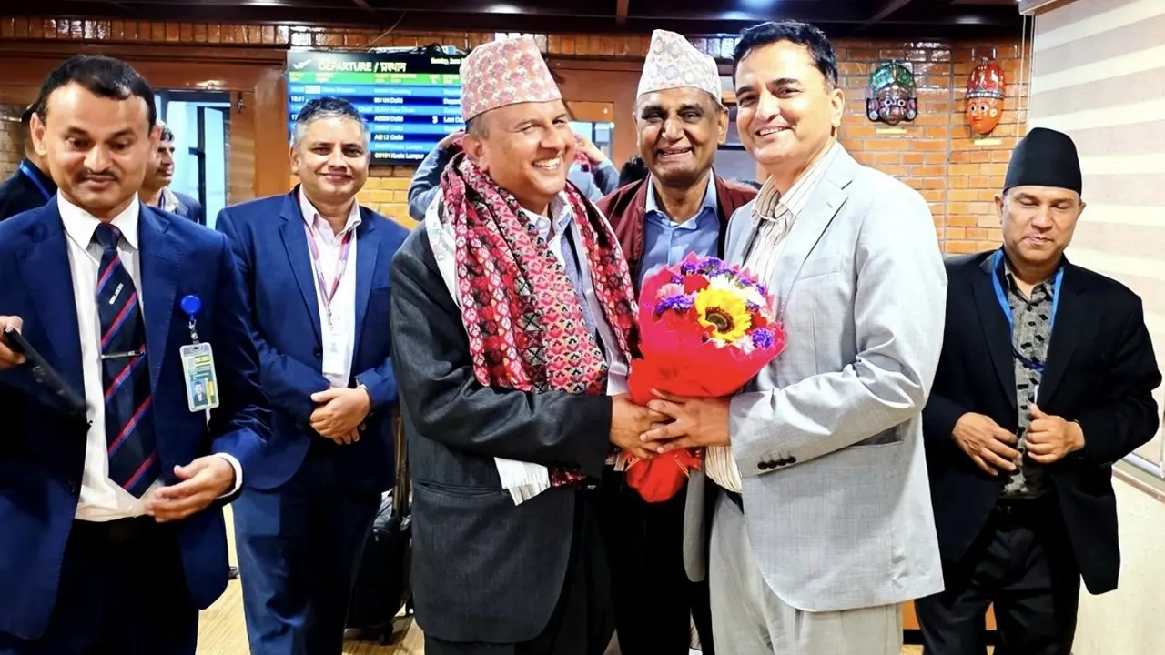 नेकपा एमालेका महासचिव पोखरेलको नेतृत्वमा बेलायत र कतार भ्रमण सकेर पार्टीको उच्चस्तरीय प्रतिनिधिमण्डल स्वदेश फर्किए