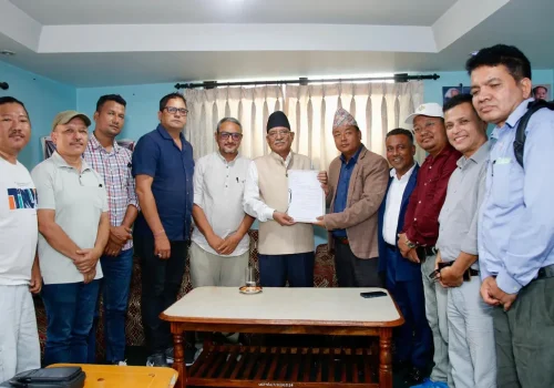 पूर्व प्रधानमन्त्री ‘प्रचण्ड’समक्ष धरानका प्रमुख राजनीतिक दलहरू— कांग्रेस,  एमाले,  माओवादी केन्द्र, र जनता समाजवादी पार्टीका प्रतिनिधिहरूले संयुक्तरूपमा ज्ञापनपत्र बुझाए