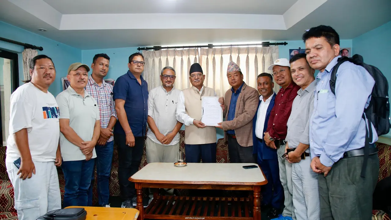 पूर्व प्रधानमन्त्री ‘प्रचण्ड’समक्ष धरानका प्रमुख राजनीतिक दलहरू— कांग्रेस,  एमाले,  माओवादी केन्द्र, र जनता समाजवादी पार्टीका प्रतिनिधिहरूले संयुक्तरूपमा ज्ञापनपत्र बुझाए