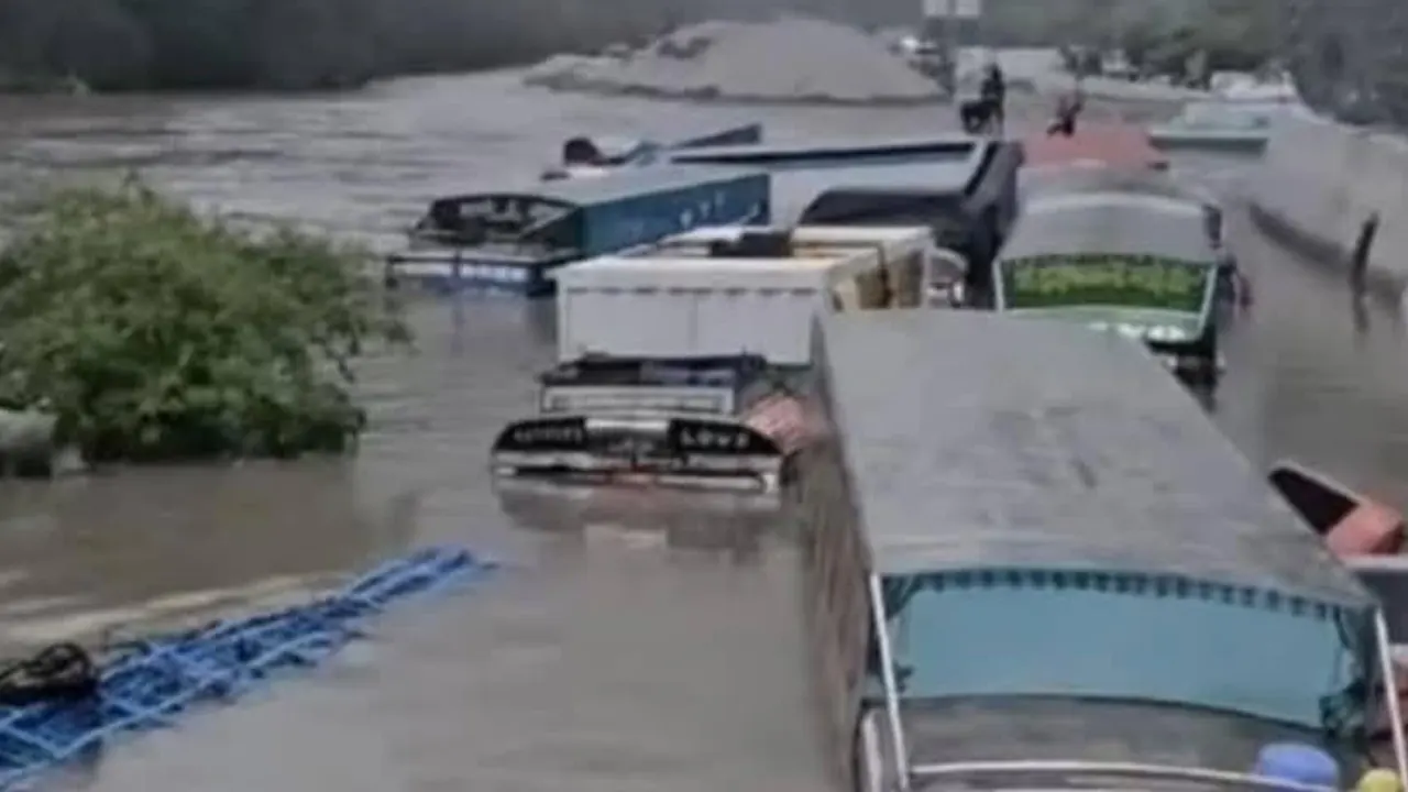 रसुवामा आएको बाढीमा १८ जना सम्पर्कविहीन, प्रहरीसहित ९ जनाको उद्धार