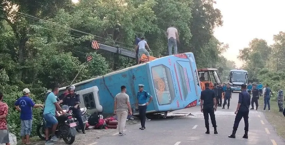 कपिलवस्तुमा बस दुर्घटना २८ जना घाइते