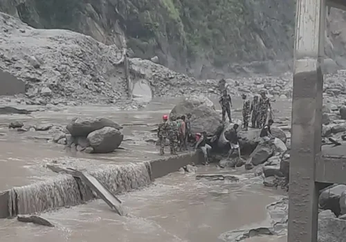 रसुवा बाढीमा भेटिएका शव र मानव अङ्ग काठमाडौँ ल्याइँदै