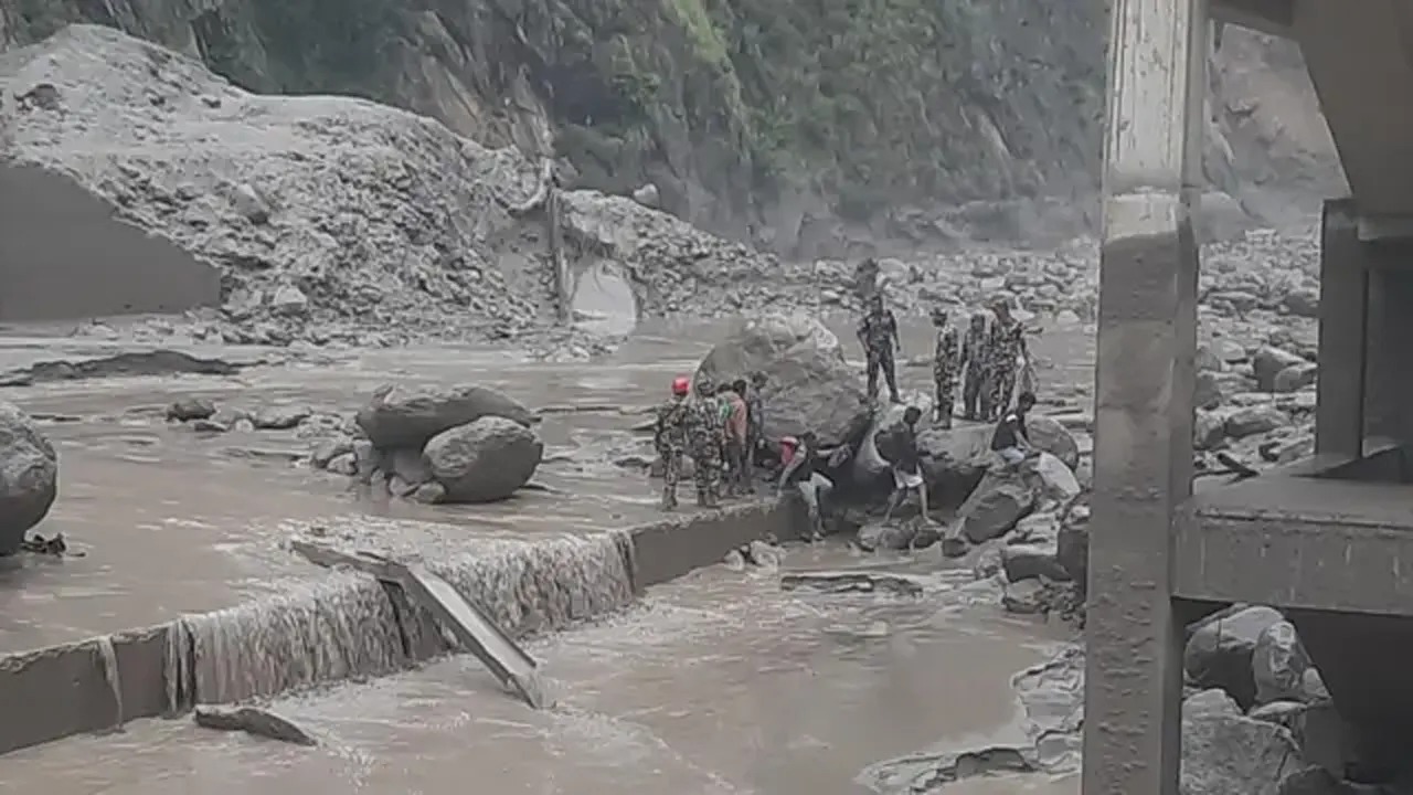रसुवा बाढीमा भेटिएका शव र मानव अङ्ग काठमाडौँ ल्याइँदै