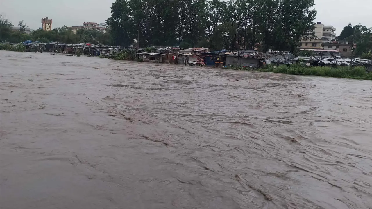 बागमती नदीमा दाउरा टिप्न गएका बालक बेपत्ता, एक जनाको उद्धार