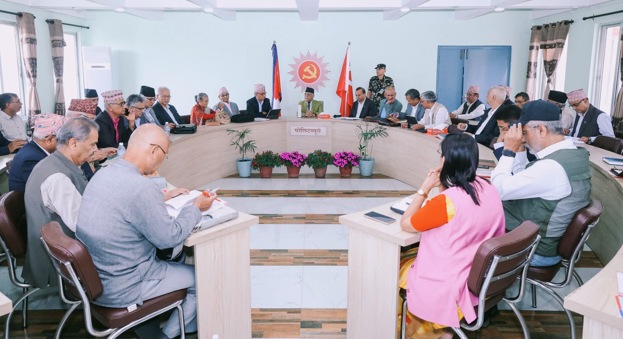 नेकपा एमाले पाेलिटव्यूराे बैठक सम्पन्न, विधान संशाेधन प्रस्ताव सर्व सम्मत स्विकृत