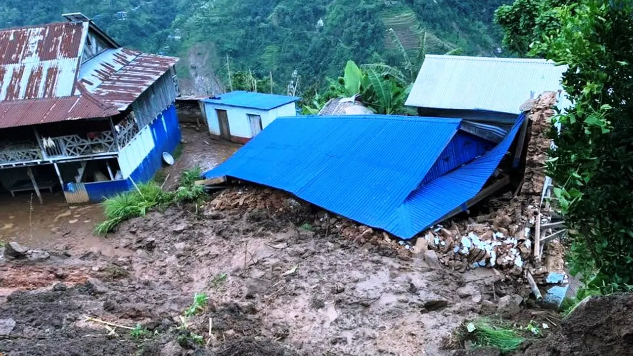 ताप्लेजुङमा पहिरोले घर पुरिँदा पाँच जना घाइते
