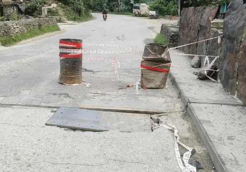 धादिङको हुग्दीखोला पुलमा भ्वाङ, सवारी एकतर्फी सञ्चालनमा