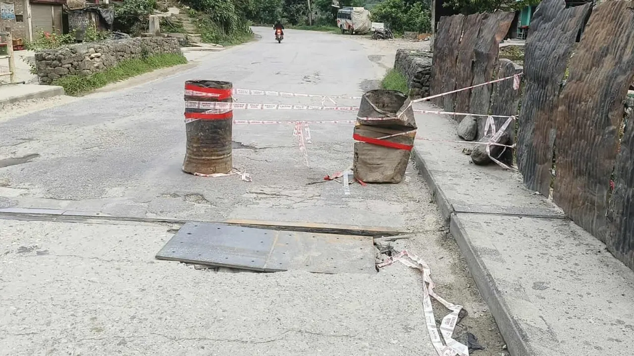 धादिङको हुग्दीखोला पुलमा भ्वाङ, सवारी एकतर्फी सञ्चालनमा