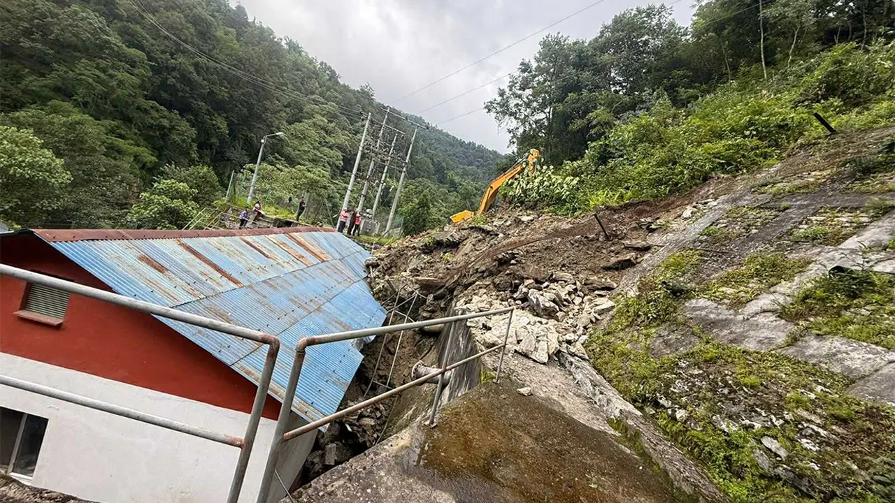 दोलखाको झाँक्रे खोला जलविद्युत परियोजनामा पहिरो