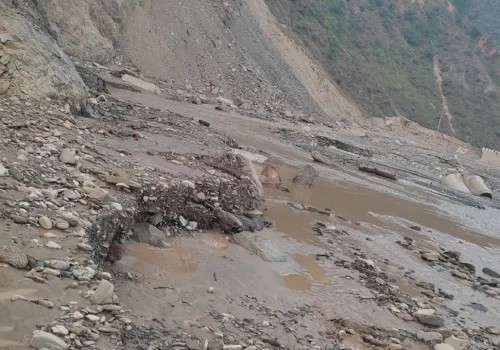 काभ्रेका ३ ठाउँमा लेदोसहितको पहिरो, बीपी राजमार्ग अवरुद्ध