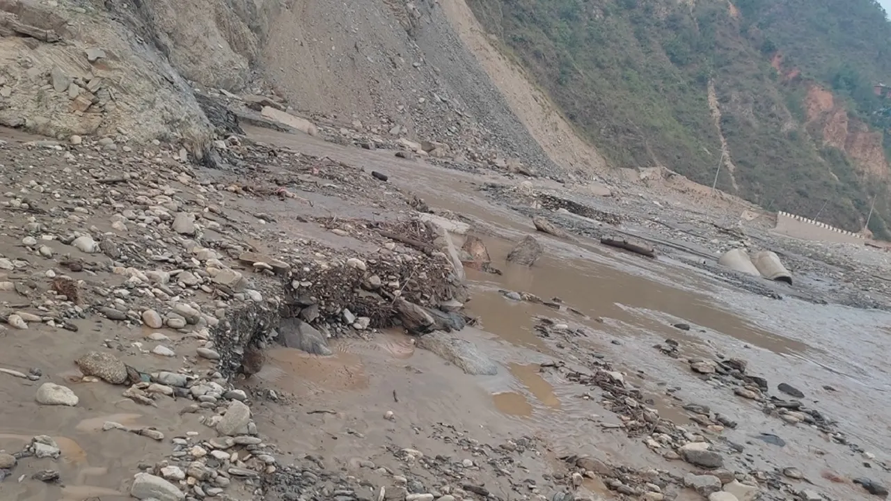 काभ्रेका ३ ठाउँमा लेदोसहितको पहिरो, बीपी राजमार्ग अवरुद्ध