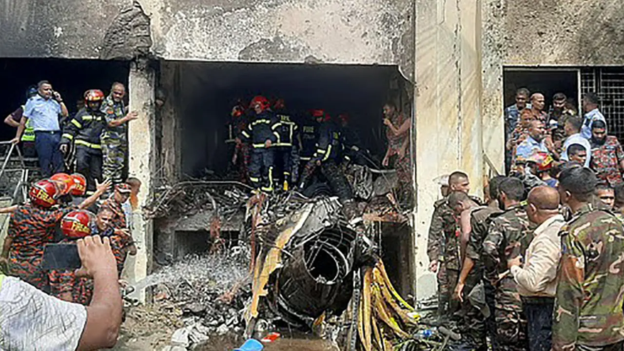 बंगलादेशमा विमान दुर्घटना भएर विद्यालयमा खस्यो