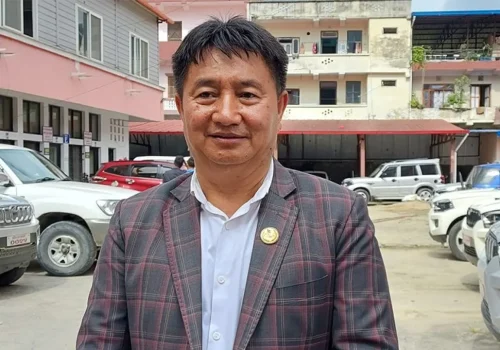३ मन्त्रीको सपथ गर्ने भए पछि मुख्यमन्त्री वहादुर सिंह लामाले भोली राजिनामा दिने