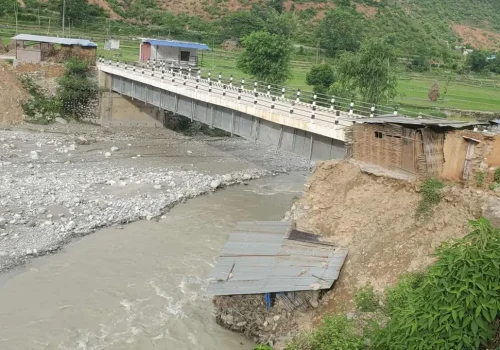 रामेछापको भटौली खोलाको पुल कटानको जोखिममा, संरक्षण नगरे बगाउने खतरा