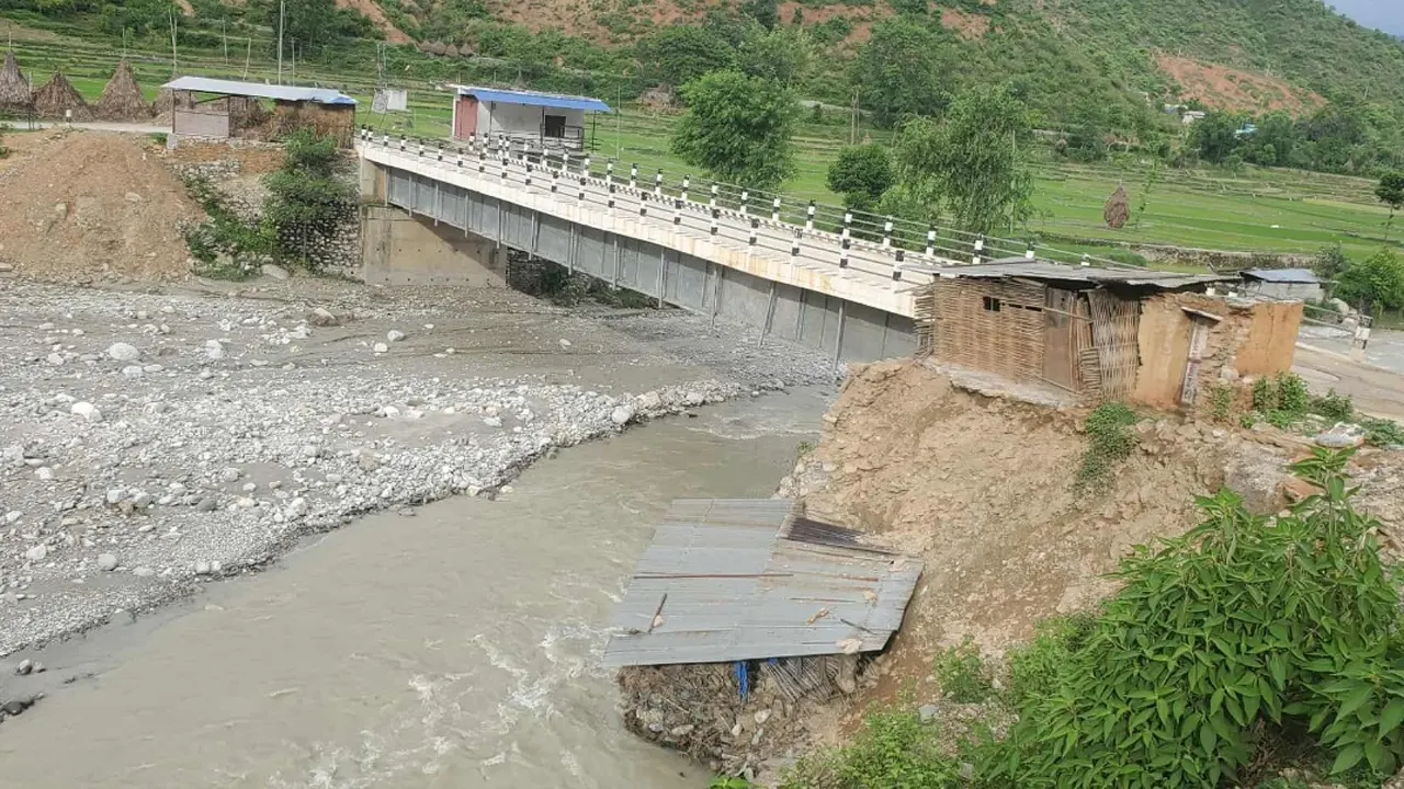रामेछापको भटौली खोलाको पुल कटानको जोखिममा, संरक्षण नगरे बगाउने खतरा