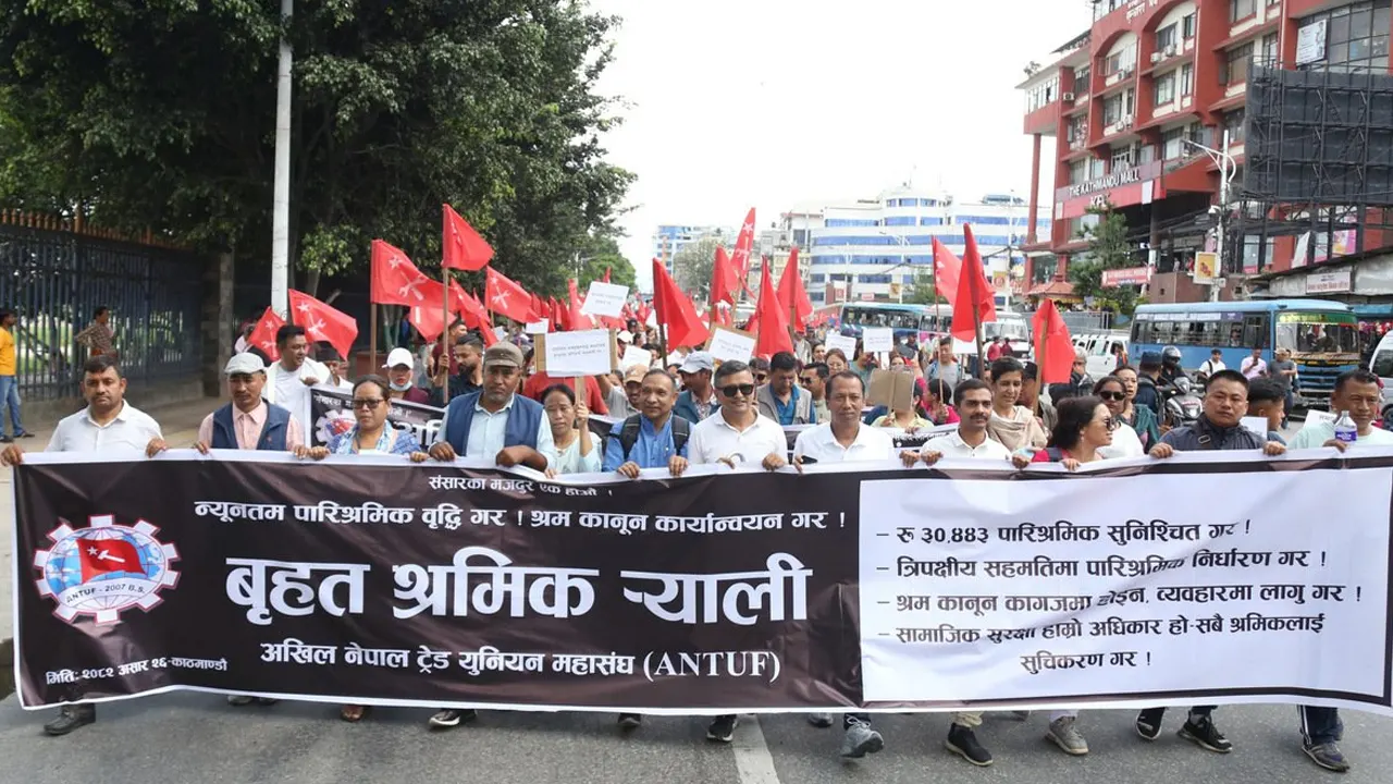 ३० हजार तलब माग्दै सडकमा निस्किए श्रमिकहरु