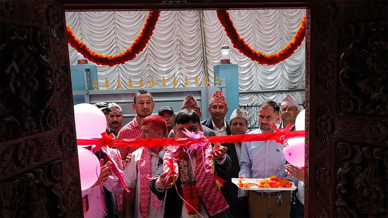 नेपाल टिपर तथा ट्रक व्यवसायी महासंघ नेपालको भवन भौतिक पूर्वाधार तथा यातायात मन्त्रीबाट उद्धघाटन