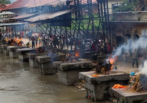पशुपति आर्यघाटमा जलाउन राखेको शवबाट हड्डी निकालेर बेचेको आरोपमा २ जना पक्राउ