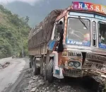नारायणगढ–मुग्लिन सडकमा ट्रकमाथि ढुङ्गा खस्दा ३ जना घाइते, चालकको अवस्था गम्भीर