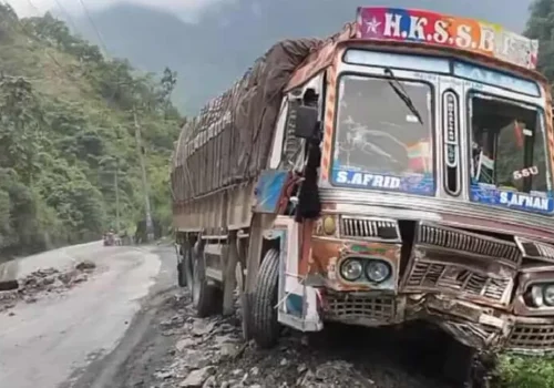 नारायणगढ–मुग्लिन सडकमा ट्रकमाथि ढुङ्गा खस्दा ३ जना घाइते, चालकको अवस्था गम्भीर