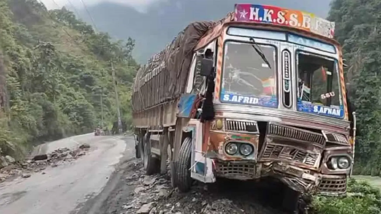 नारायणगढ–मुग्लिन सडकमा ट्रकमाथि ढुङ्गा खस्दा ३ जना घाइते, चालकको अवस्था गम्भीर
