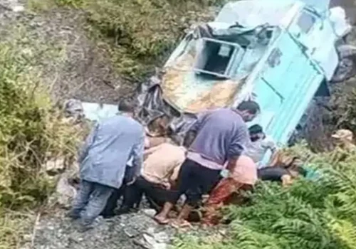 जम्मु–कश्मीरमा प्रहरीको गाडी नालीमा खस्दा ३ जवानको मृत्यु, १५ घाइते