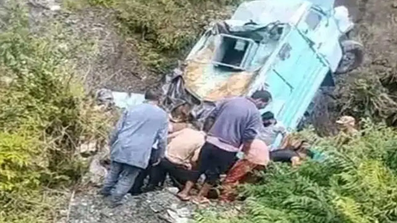 जम्मु–कश्मीरमा प्रहरीको गाडी नालीमा खस्दा ३ जवानको मृत्यु, १५ घाइते