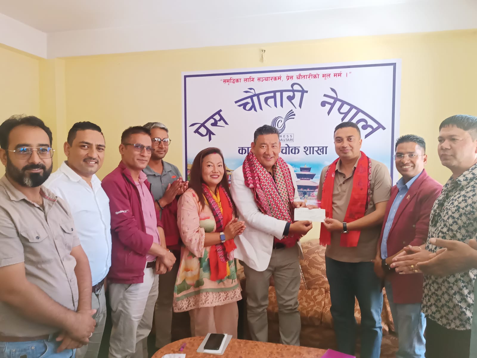 प्रेस चौतारी काभ्रेको अक्षयकोषमा एमाले केन्द्रिय सदस्य रेशम लामाले गरे १ लाख १ हजार सहयोग