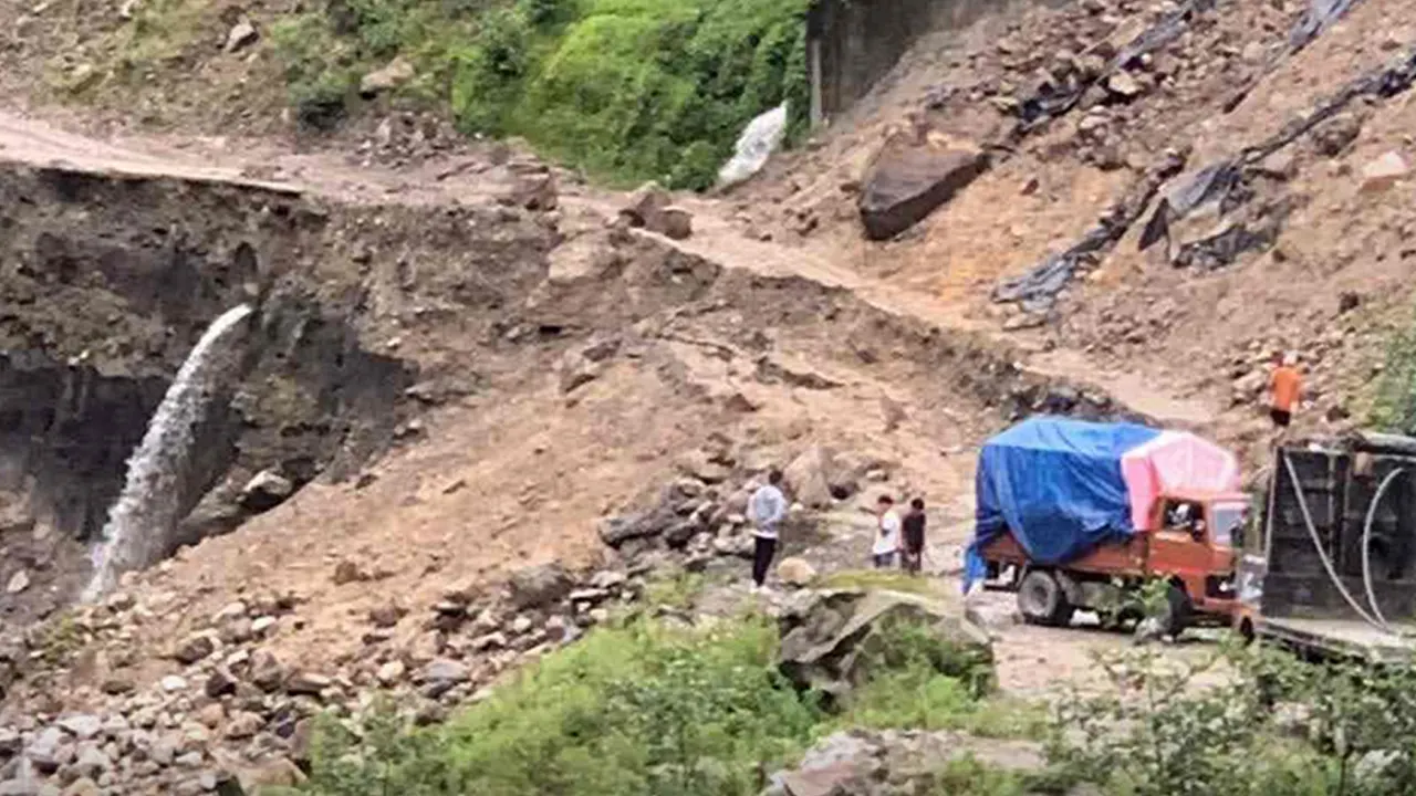पहिरोले कोदारी राजमार्ग अवरूद्ध