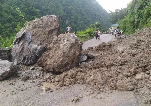काठमाडौँ प्रवेश गर्ने  राजमार्ग पहिरोले अवरुद्ध
