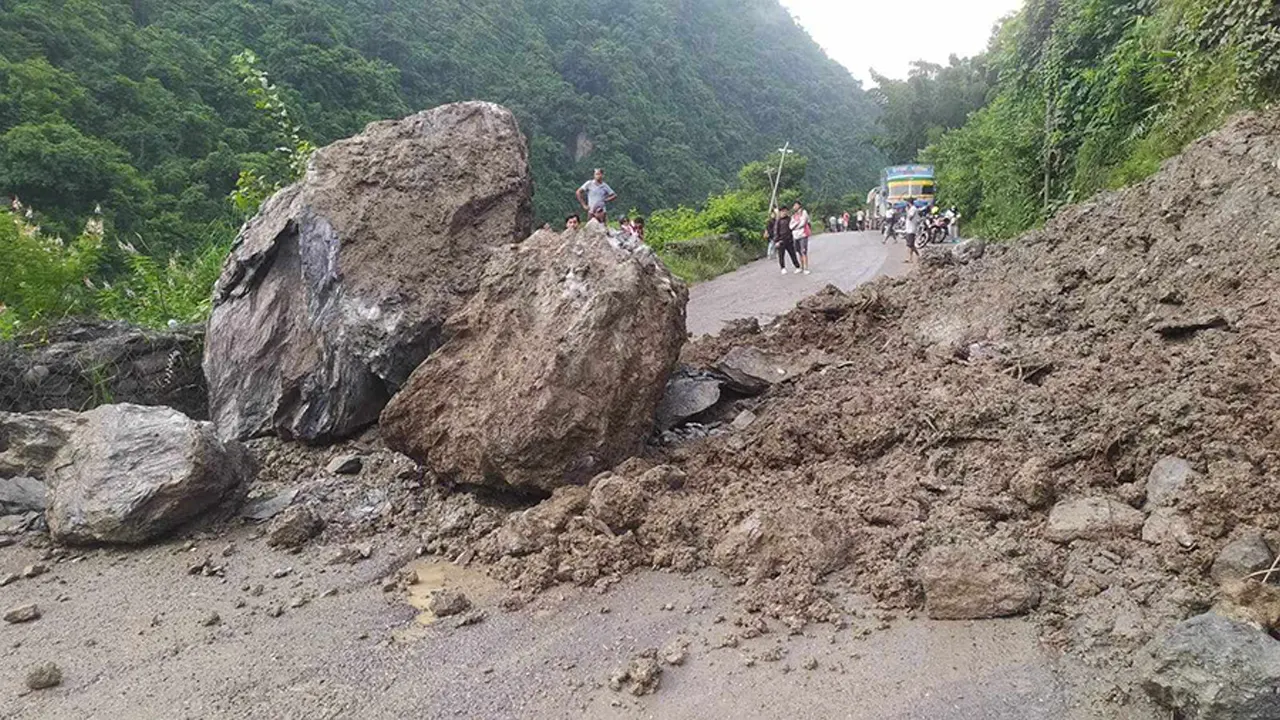 काठमाडौँ प्रवेश गर्ने  राजमार्ग पहिरोले अवरुद्ध