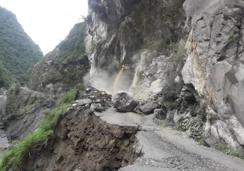 लेदोसहितको पहिरोले जोमसोम–कोरला सडक पूर्ण रूपमा अवरुद्ध