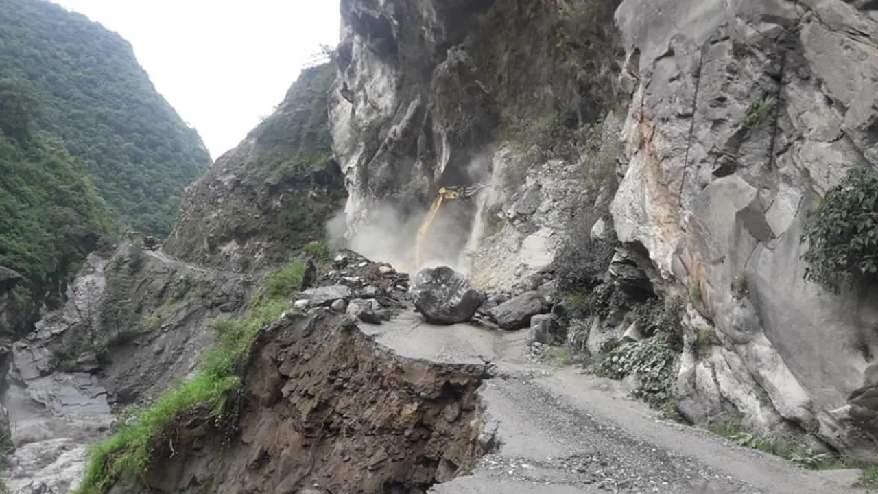 लेदोसहितको पहिरोले जोमसोम–कोरला सडक पूर्ण रूपमा अवरुद्ध