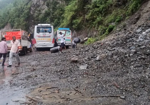धादिङको थाक्रेमा पहिरो, काठमाडौं–मुग्लिङ सडकखण्ड अवरुद्ध